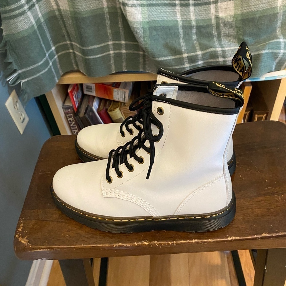 Dr Marten Zavala flat sole lace up combat boots 7